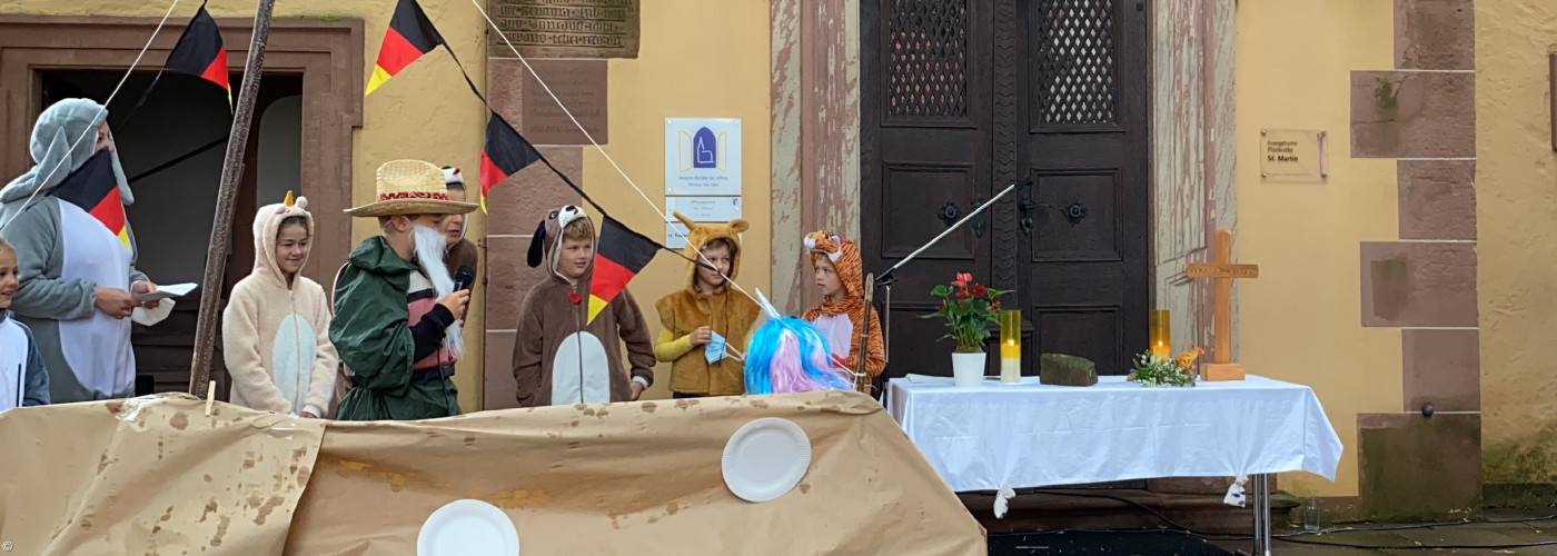 Kinder spielen Arche Noah Geschichte