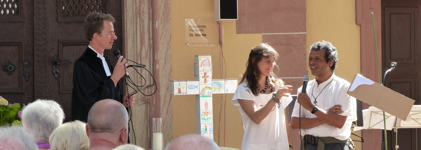 Gottesdienst im Freien vor der Pfarrkirche St. Martin