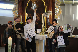 Kinder und Jugendliche spielen Theater