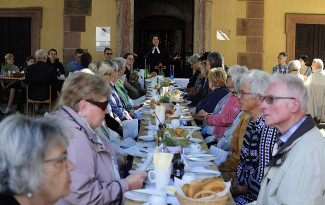 Gottesdienst mit Frühstück im Kirchhof