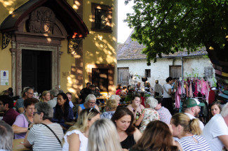 Flohmarkt auf dem Kirchhof in Kleinheubach