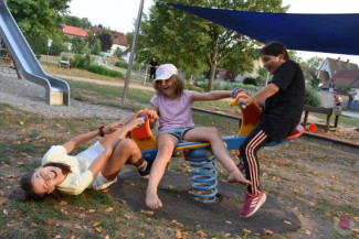Kinder spielen auf Kinderfreizeit