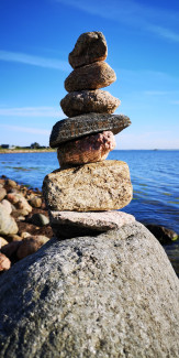 Ein Steinmännchen am Meer