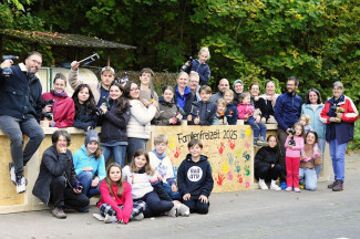Kinder Jugendliche und Erwachsene haben einen Menschenkicker gebaut