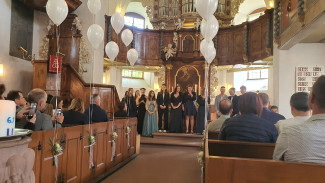 Jugendliche im Konfirmationsgottesdienst